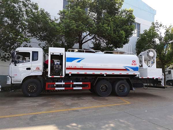 東風(fēng)御龍后雙橋60米霧炮車(chē)