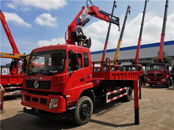 東風(fēng)5100軸距專(zhuān)用底盤(pán)-6.3噸折臂隨車(chē)吊